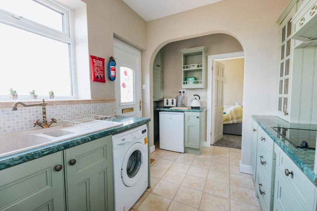 Beachfront Apartment - Ground Floor Apartment With Sea Views, Next To The Beach, Bridlington, North Yorkshire Bessingby Kültér fotó