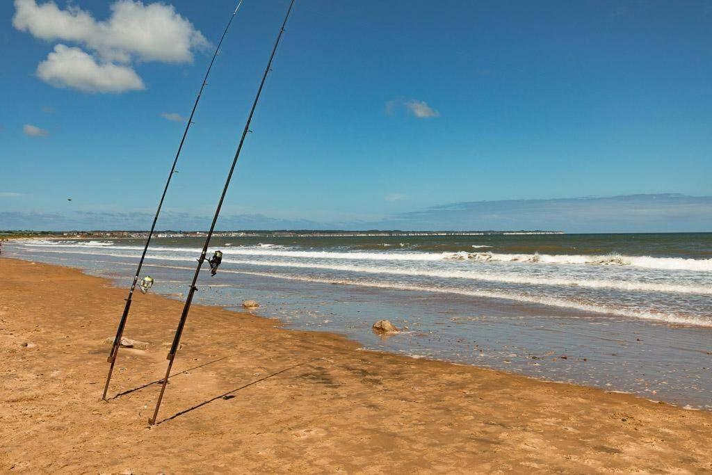 Beachfront Apartment - Ground Floor Apartment With Sea Views, Next To The Beach, Bridlington, North Yorkshire Bessingby Kültér fotó