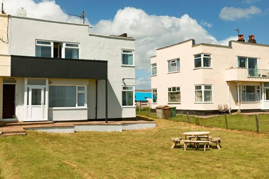 Beachfront Apartment - Ground Floor Apartment With Sea Views, Next To The Beach, Bridlington, North Yorkshire Bessingby Kültér fotó
