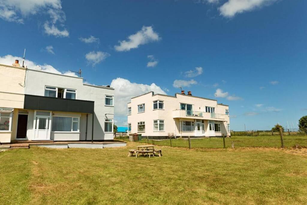 Beachfront Apartment - Ground Floor Apartment With Sea Views, Next To The Beach, Bridlington, North Yorkshire Bessingby Kültér fotó