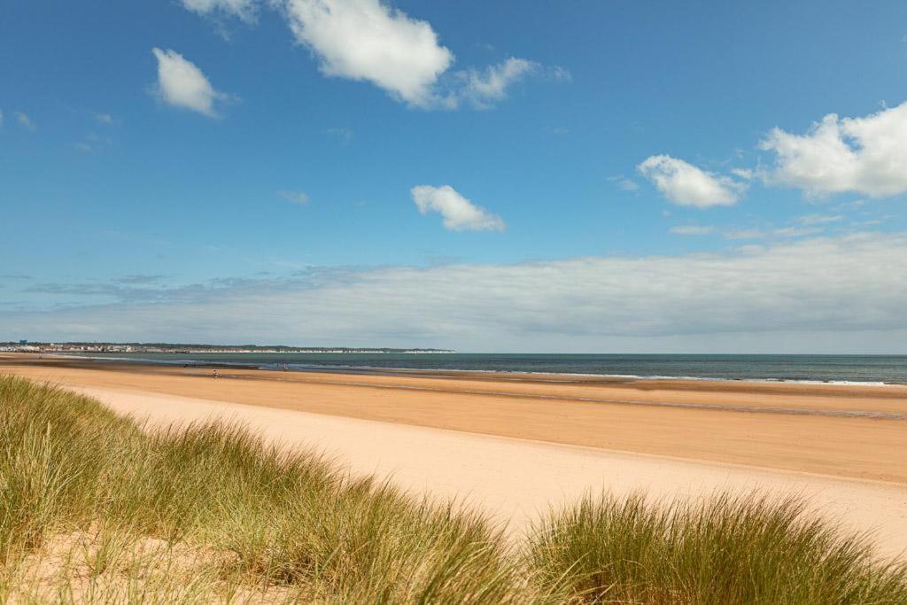 Beachfront Apartment - Ground Floor Apartment With Sea Views, Next To The Beach, Bridlington, North Yorkshire Bessingby Kültér fotó
