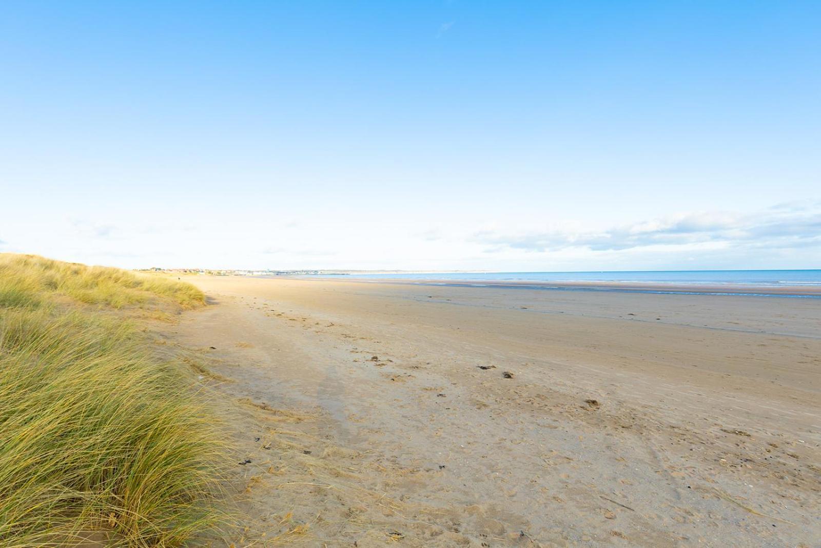 Beachfront Apartment - Ground Floor Apartment With Sea Views, Next To The Beach, Bridlington, North Yorkshire Bessingby Kültér fotó