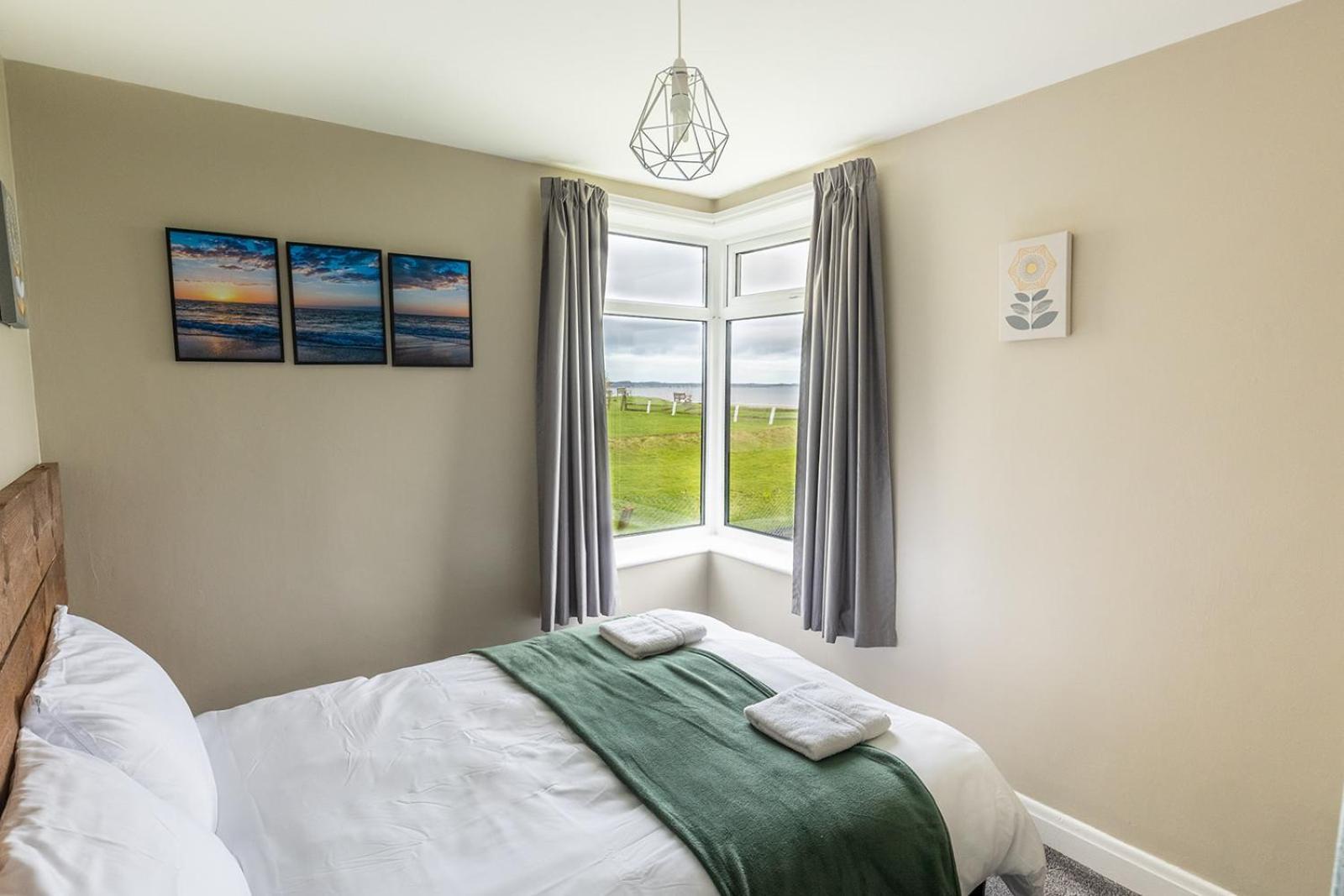 Beachfront Apartment - Ground Floor Apartment With Sea Views, Next To The Beach, Bridlington, North Yorkshire Bessingby Kültér fotó