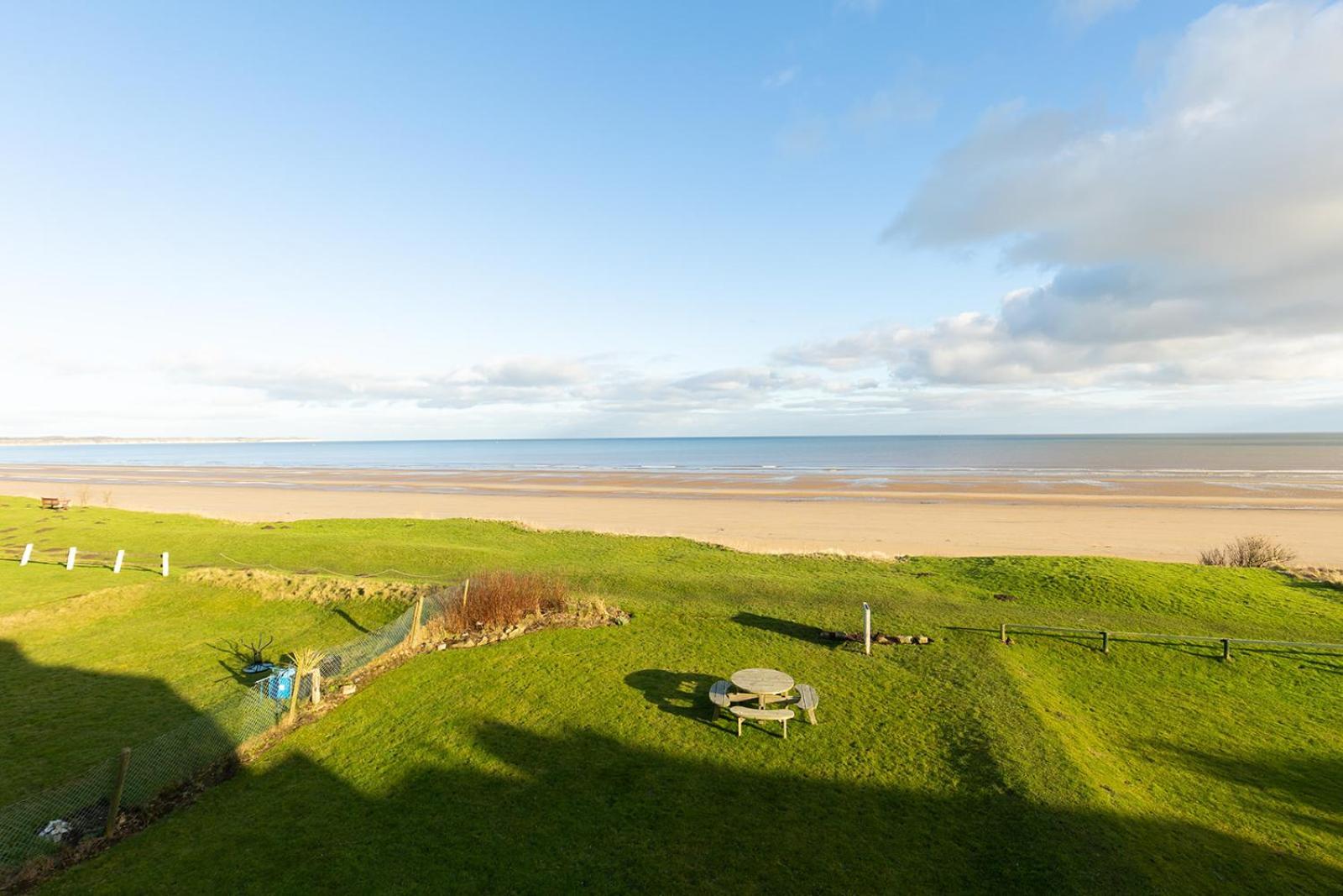 Beachfront Apartment - Ground Floor Apartment With Sea Views, Next To The Beach, Bridlington, North Yorkshire Bessingby Kültér fotó