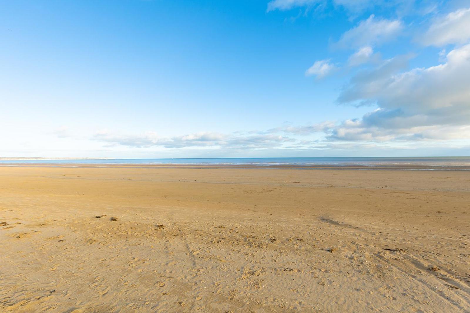 Beachfront Apartment - Ground Floor Apartment With Sea Views, Next To The Beach, Bridlington, North Yorkshire Bessingby Kültér fotó