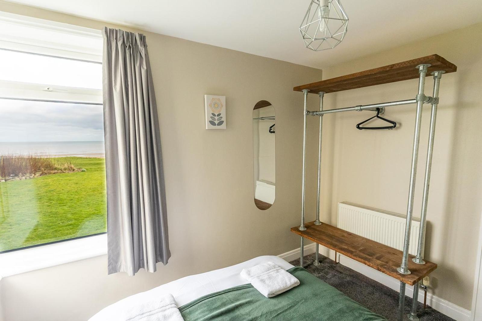 Beachfront Apartment - Ground Floor Apartment With Sea Views, Next To The Beach, Bridlington, North Yorkshire Bessingby Kültér fotó