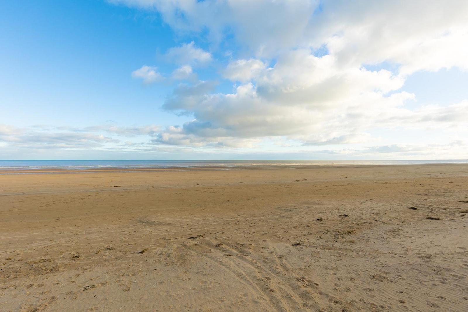 Beachfront Apartment - Ground Floor Apartment With Sea Views, Next To The Beach, Bridlington, North Yorkshire Bessingby Kültér fotó