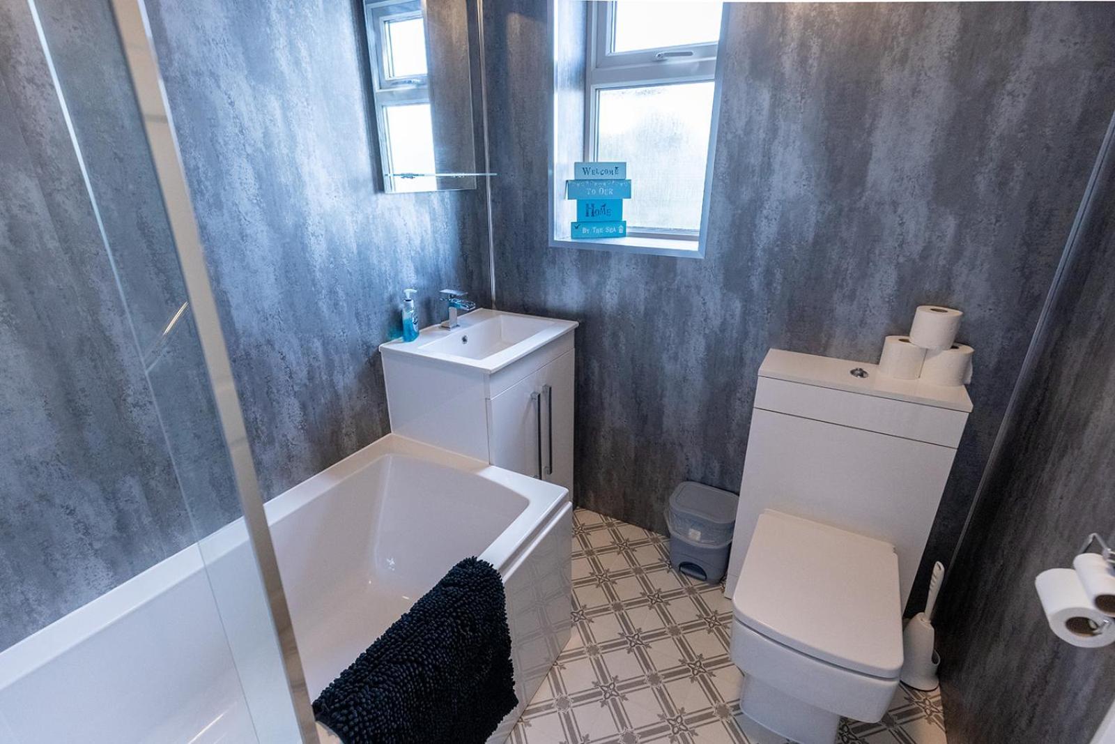 Beachfront Apartment - Ground Floor Apartment With Sea Views, Next To The Beach, Bridlington, North Yorkshire Bessingby Kültér fotó